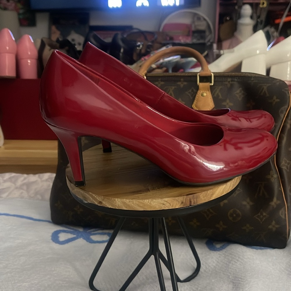 👠Comfort Plus by Predictions Red Heels with Glossy Finish